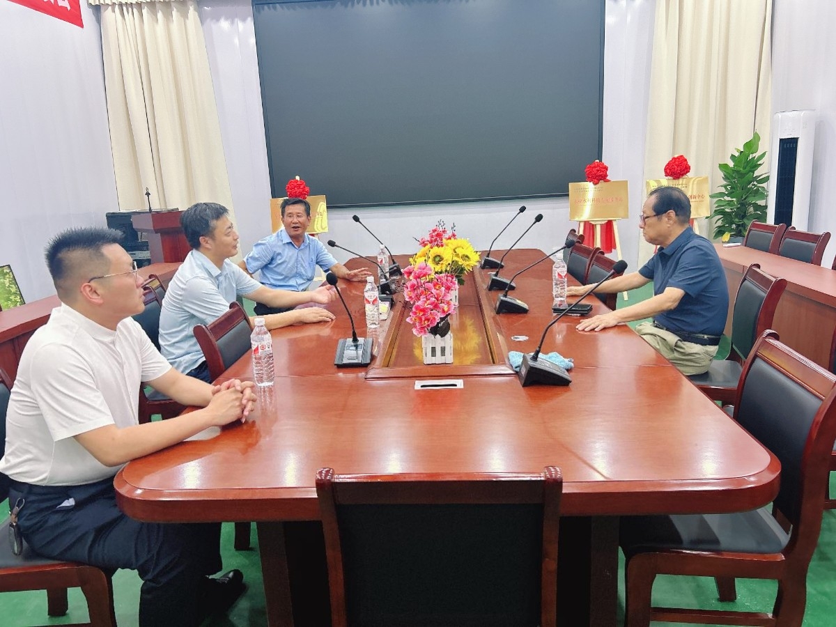 六月十四日，兗建集團(tuán)工程師王廣倫，項(xiàng)目經(jīng)理吳國華等三人來浩坤潤土公司參觀交流