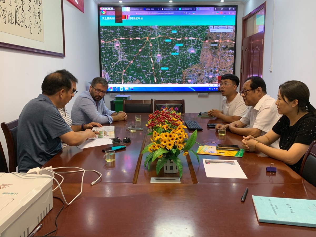 六月十一日上午，葡萄牙國客商來浩坤潤土公司 考察，洽談購買智能水肥一體機(jī)，大型指針式、平移式噴灌機(jī)，卷盤式智能噴灌機(jī)等事項(xiàng)